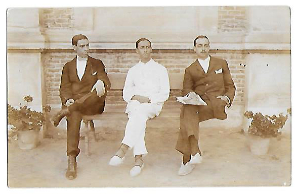 FOTO POSTAL SIN CIRCULAR. TRES JOVENES SENTADOS, SOBRE 1920