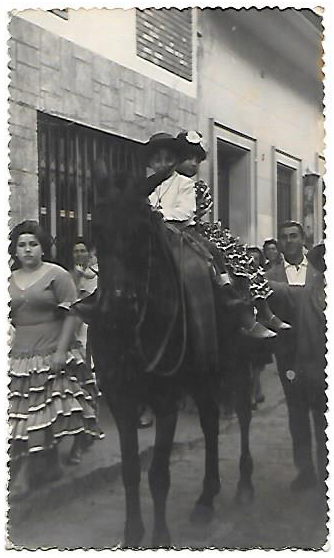 FOTO NIÑOS A CABALLO EN FERIA. REVERSO EN BLANCO.