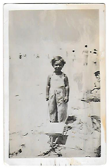 FOTO POSTAL SIN CIRCULAR. NIÑO CON CARRITO EN LA PLAYA. ESCRITA EN REVERSO. SOBRE 1935