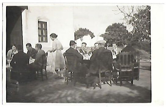 FOTO POSTAL SIN CIRCULAR. REUNION DE COMENSALES. SOBRE 1920