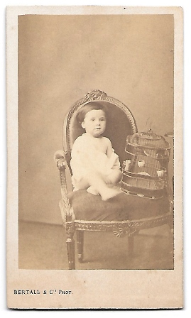FOTOGRAFIA NIÑA DE NIÑO SENTADO. FOTO BERTALL & Co. FRANCIA SOBRE 1870