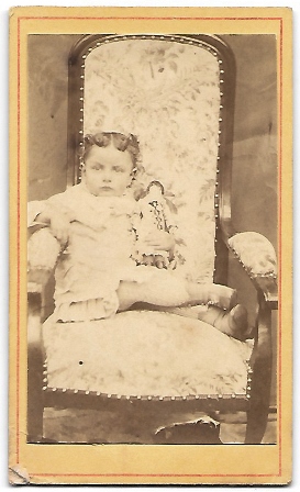FOTOGRAFIA NIÑA SENTADA. (NO FOTOGRAFO) SOBRE 1870