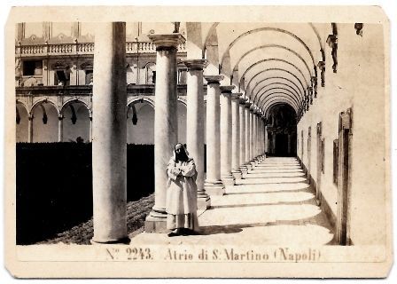 FOTO ATRIO DE SAN MARTINO NAPOLES FOTO G. SOMMER