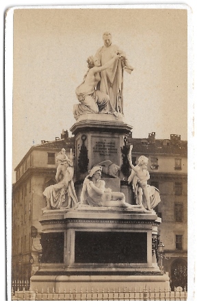 FOTO MONUMENTO EN PLAZA ENMANUELLE I - FOTO GIO. BATT. MAGGI