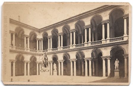 FOTOGRAFIA DE MILAN PATIO DEL PALACIO DE BRESA