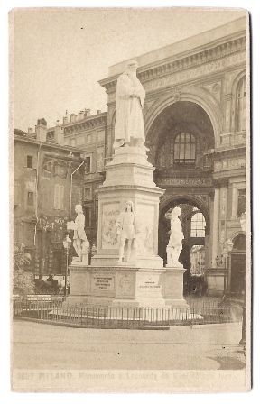FOTO ESTATUA CESARE BECCARIA MILAN - FOTO GIACOMO BROGIT