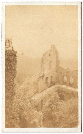 FOTO PATIO DE LAS HARPAS CASTILLO VIEJO DE BALDEN FOTO REICHEL 1865