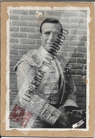REPORTAJE 12 FOTOGRAFIAS DEL TORERO PEPE LUIS VAZQUEZ MONTADAS SOBRE CARTON