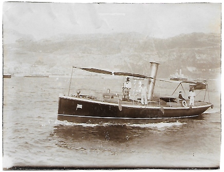 FOTOGRAFIA BARCAZA CON GIBRALTAR AL FONDO SOBRE 1890