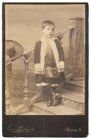FOTOGRAFIA DE NIÑO PEQUEÑO CON DISFRAZ FOTO PAVON Y RODRIGUEZ, SEVILLA