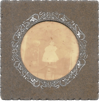 FOTOGRAFIA BEBE DE PIE EN TABURETE. SOBRE 1910