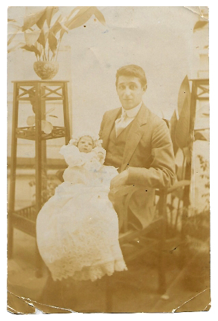 FOTOGRAFIA EN PAPEL FINO. CABALLERO CON BEBE. SOBRE 1900.