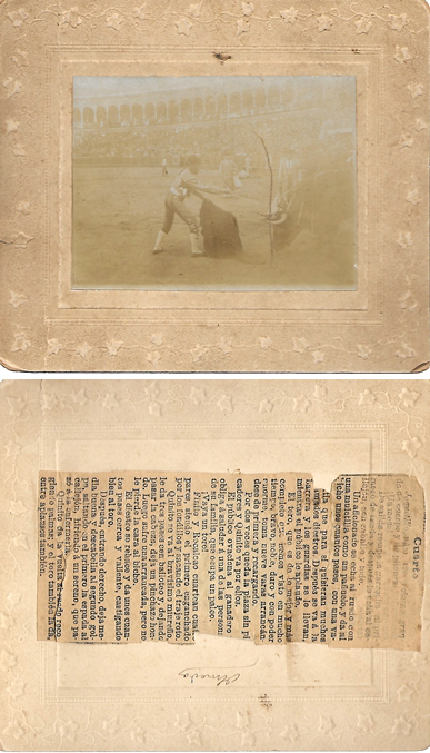 FOTOGRAFIA DE JAQUETILLO TOREANDO CON RECORTE DE PERIODICO EN DORSO, SOBRE 1900