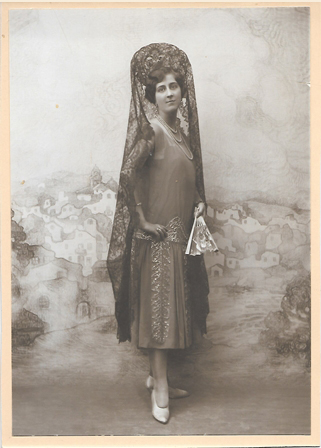 FOTOGRAFIA SEÑORA CON MANTILLA SOBRE 1920