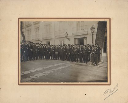 REUNION EN LA CALLE EN GRANADA - FOTOGRAFIA F. HENARES. SOBRE 1920