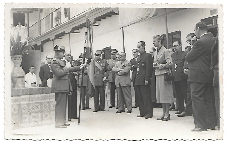 FOTOGRAFIA EVENTO EN SEVILLA CON AUTORIDADES MILITARES Y DEL MOVIMIENTO SOBRE 1950