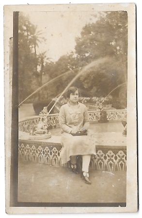 FOTOGRAFIA MUJER EN EL PARQUE DE MARIA LUISA DE SEVILLA EN PAPEL POSTAL SOBRE 1920