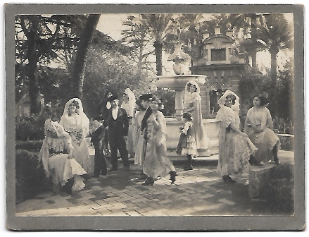 FOTOGRAFIA DE GRUPO DE PERSONAS CON TRAJES DE EPOCA (SEVILLA) SOBRE 1920