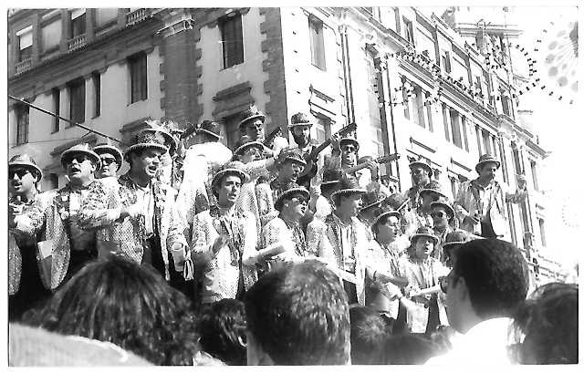 FOTOGRAFIA DE CADIZ CARNAVAL1993 CORO QUEDATE CON MI COPLA