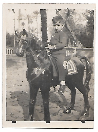 FOTOGRAFIA DE NIÑO MONTADO EN CABALLO DE CARTON. AÑOS 50