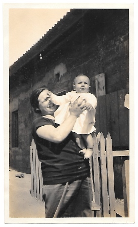 FOTOGRAFIA DE MADRE E HIJO SEVILLA AÑOS 50