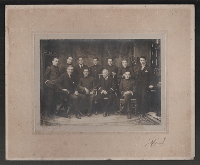 FOTO SOBRE CARTON GRUPO DE CABALLEROS SOBRE 1900