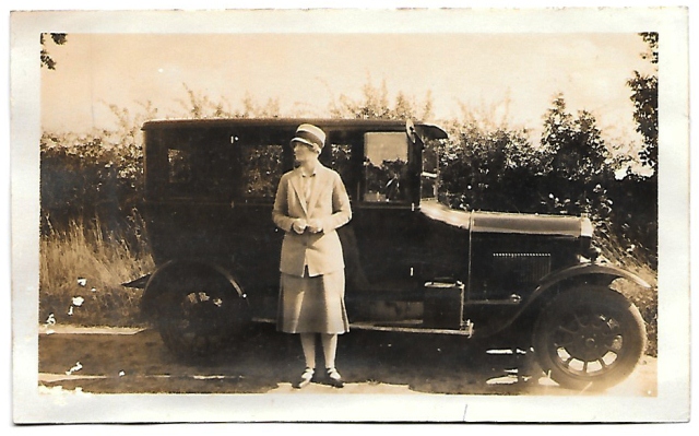 FOTOGRAFIA DE SEÑORITA CON AUTO ANTIGUO SOBRE 1930