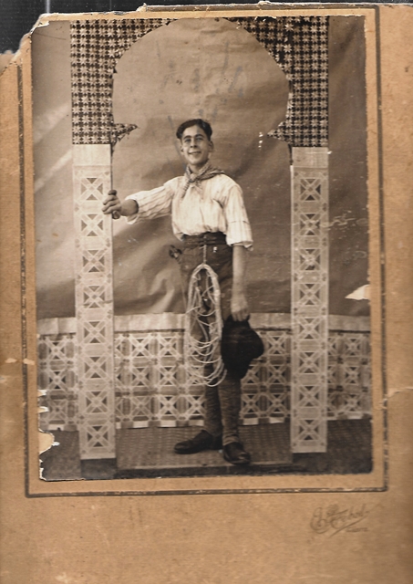 FOTO ESTUDIO DE JOVEN PEGADA SOBRE CARTON - FOTOGRAFIA EL TREBOL CADIZ
