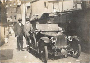 FOTOGRAFIA DE AUTO ANTIGUO CON CUATRO CABALLEROS. SOBRE AÑOS TREINTA