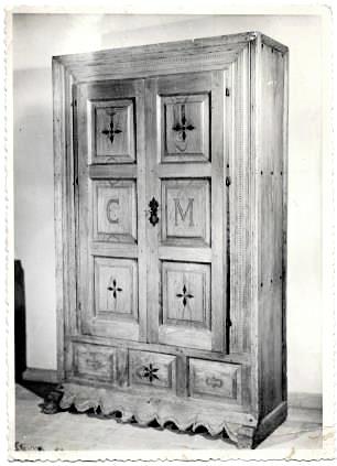 FOTOGRAFIA SOBRE 1950 ANTIGUA DE ARMARIO DE MADERA DE SACRISTIA.