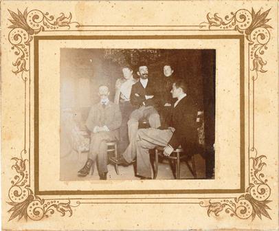 FOTOGRAFIA REUNION DE DOS SEÑORAS Y TRES SEÑORES (ALGO DESLUCIDA)