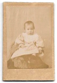 FOTOGRAFIA DE BEBE NO FOTOGRAFO. SOBRE 1890