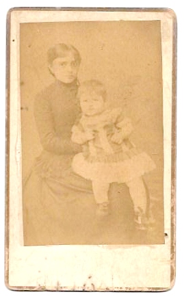 FOTOGRAFIA DE MADRE CON HIJA EN BRAZOS. SOBRE 1875