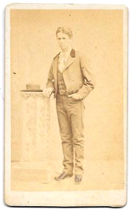 FOTOGRAFIA DE SEÑOR CON TRAJE CORTO SOBRE 1880. SIN DATOS ESTUDIO FOTOGRAFICO