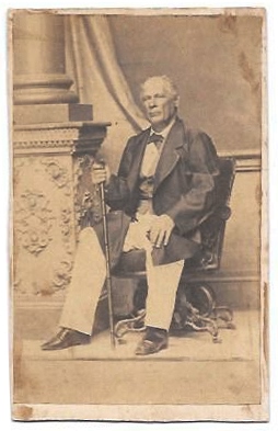 FOTOGRAFIA DE SEÑOR CON BASTON SENTADO, SOBRE1880. SIN DATOS DE ESTUDIO FOTOGRAFICO