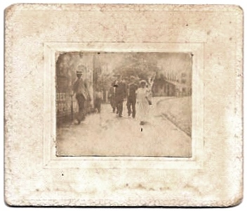 GRUPO DE PERSONAS PASEANDO POR JARDIN. . SOBRE 1880. SIN DATOS DE ESTUDIO. FOTO ALGO QUEMADA