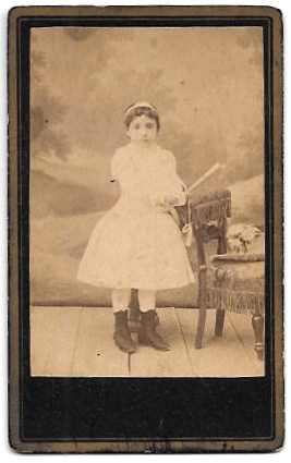 FOTOGRAFIA DE NIÑA DE BLANCO. SIN DATOS DE ESTUDIO. SOBRE 1870