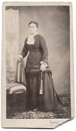 FOTOGRAFIA DE SEÑORA. SIN DATOS DE ESTUDIO. SOBRE 1880. (FALTA EN PUNTA)