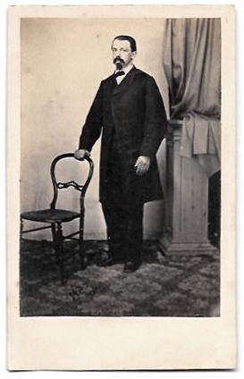 FOTOGRAFIA DE SEÑOR POSANDO DE PIE. SIN DATOS DE ESTUDIO. SOBRE 1875.