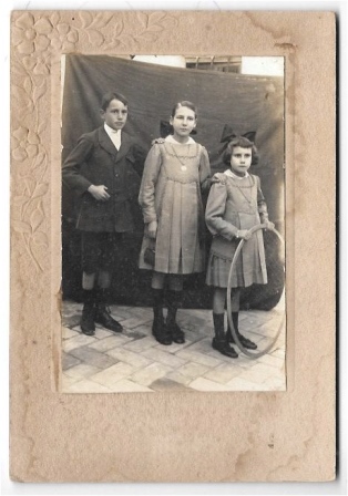 FOTOGRAFIA DE NIÑOS POSANDO. SIN DATOS DE ESTUDIO. SOBRE 1910.