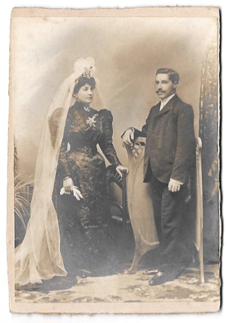 FOTOGRAFIA DE MATRIMONIO. SIN DATOS DE ESTUDIO. AÑO 1905. DEDICATORIA EN REVERSO.