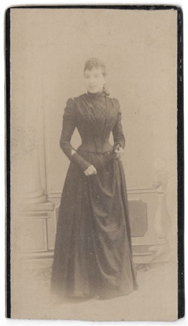 FOTOGRAFIA DE SEÑORA SOBRE 1880. SIN DATOS DE FOTOGRAFO