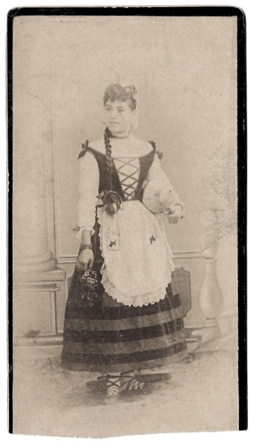 FOTOGRAFIA DE SEÑORA CON TRAJE REGIONAL. SOBRE 1880. SIN DATOS DE FOTOGRAFO.