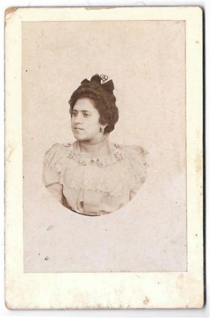 FOTOGRAFIA DE SEÑORA. SOBRE 1880. SIN DATOS DE FOTOGRAFO. CON DEDICATORIA EN REVERSO.