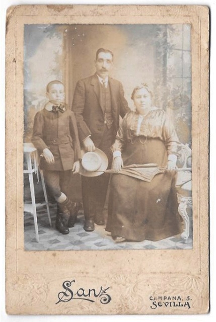 FOTOGRAFIA FAMILIAR SOBRE 1880. FOTO SANZ, SEVILLA. ALGO DESLUCIDA
