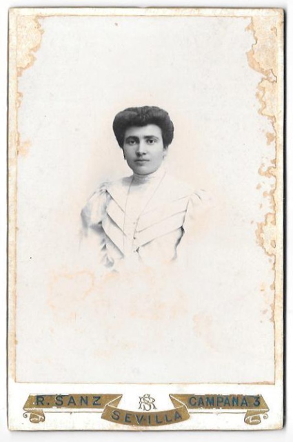 FOTOGRAFIA DE MUJER JOVEN SOBRE 1890. FOTO RICARDO SANZ SEVILLA. FALTAS POR BORDES