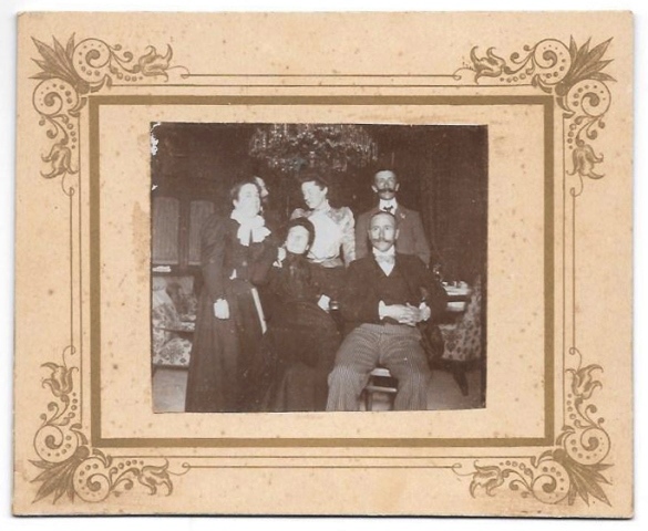 FOTOGRAFIA DE REUNION DE PERSONAS, SOBRE 1900. SIN DATOS DE FOTOGRAFO.