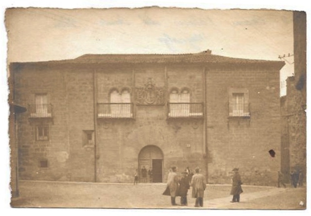 FOTOGRAFIA DEL PALACIO DEL CONDE DE TORRE MAYORALGO (CACERES). SOBRE 1930.