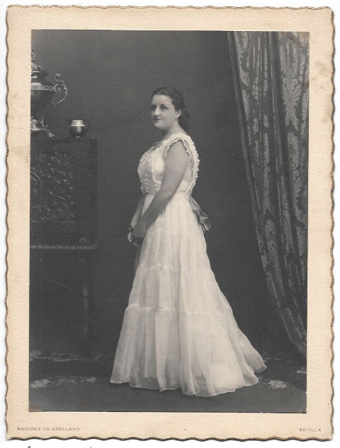 FOTOGRAFIA DE SEÑORITA DE BLANCO. SOBRE 1930. FOTO RAMIREZ DE ARELLANO - SEVILLA