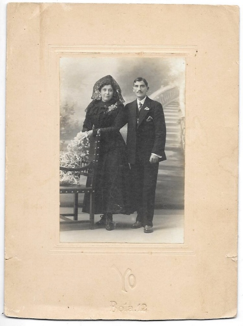 FOTOGRAFIA DE PAREJA VESTIDA DE NEGRO. FOTO YO. SOBRE 1920.